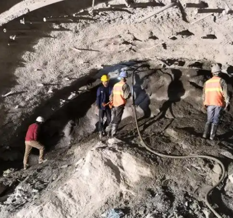 相山拱顶带模注浆料的施工流程及注意事项